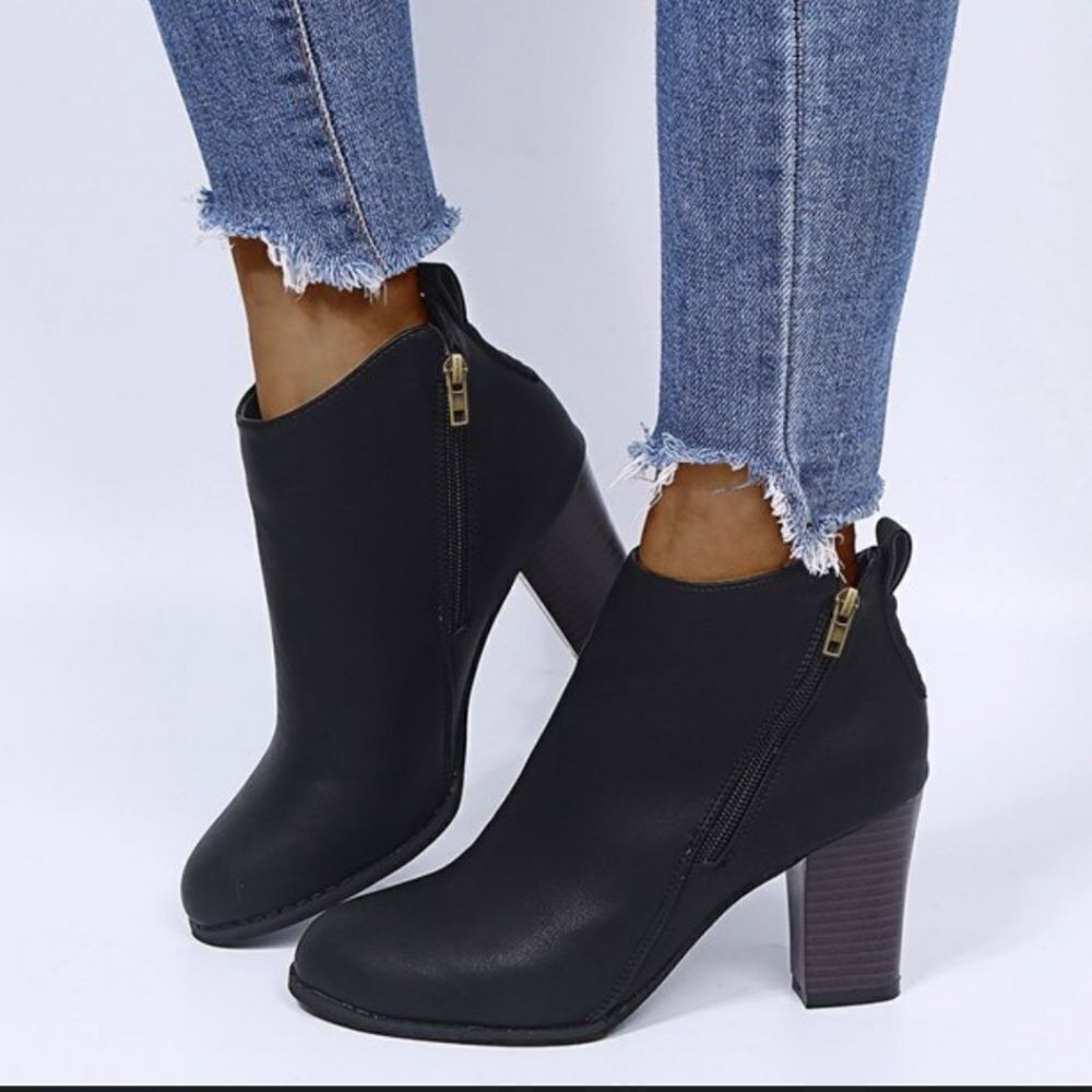 CHARLOTTE RUSSE BLOCK HEEL POINTED TOE WOMEN"S ANKLE BOOTS